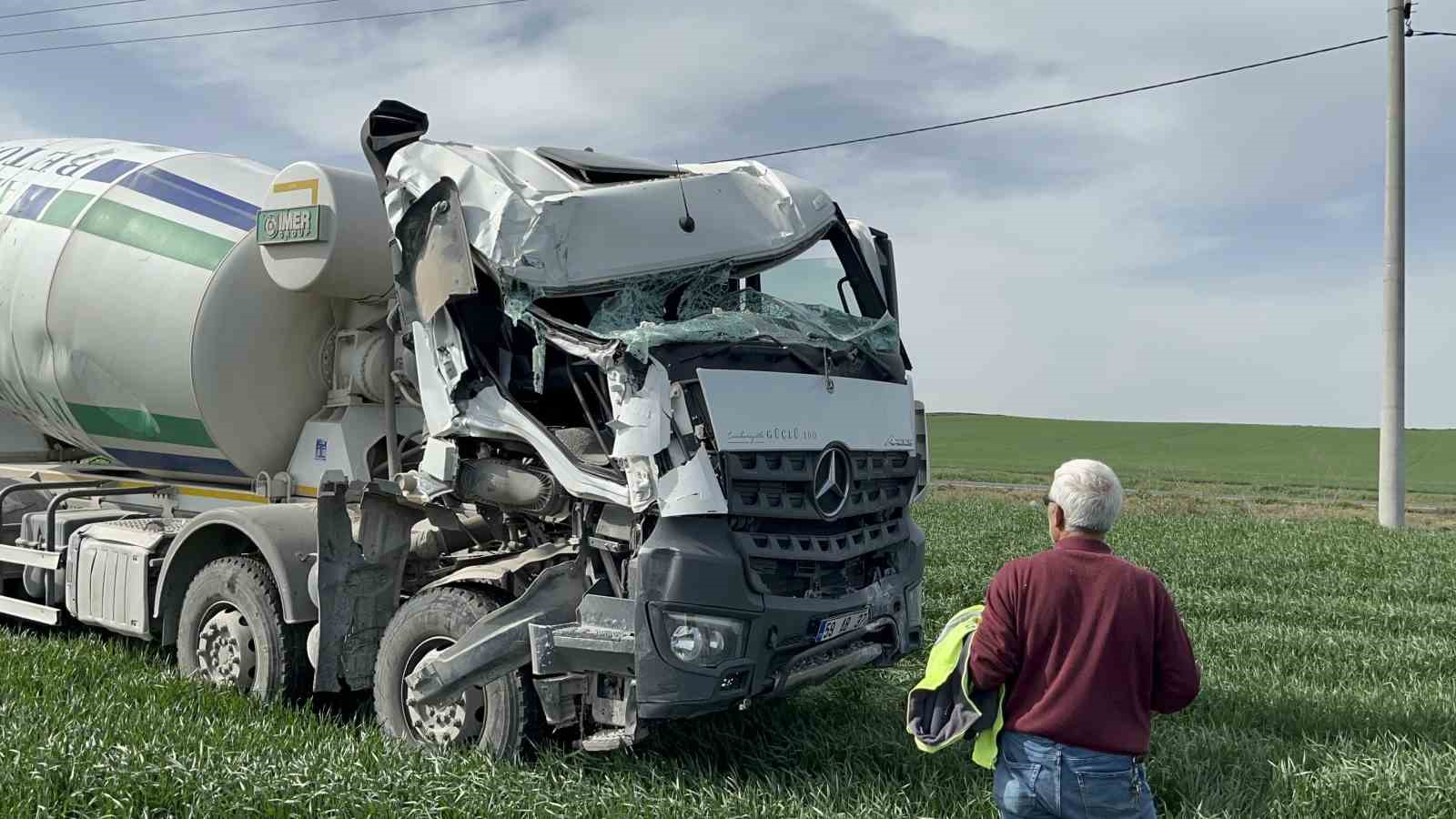 Direkleri deviren beton mikseri tarlaya daldı