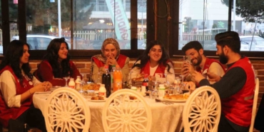 Memleketinden uzak 40 öğrenci, anne elinin değdiği iftar sofrasında buluştu
