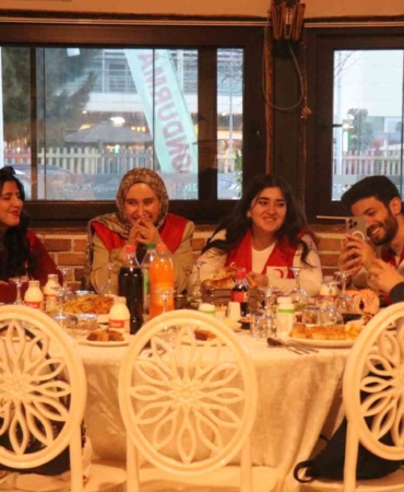 Memleketinden uzak 40 öğrenci, anne elinin değdiği iftar sofrasında buluştu