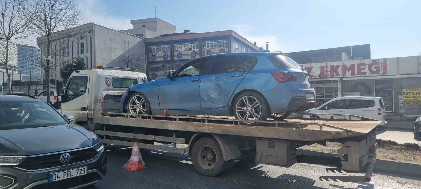 Esenyurt’ta refüje çarpan araç ters döndü: Sürücü yara almadan kurtuldu