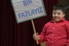 Down sendromlu öğrencilerden Trakya ve Karadeniz yörelerine ait dans gösterisi