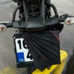 Kendisini yakalayan polisle hatıra fotoğrafı çektirdi..."Geçmiş olsun gençler"