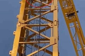 50 metrelik kule vinçte hayat kurtaran operasyon kamerada