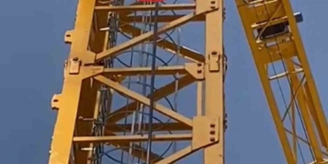 50 metrelik kule vinçte hayat kurtaran operasyon kamerada