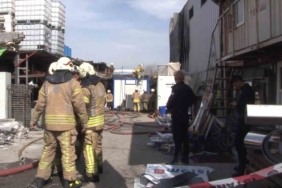 Ümraniye’de geri dönüşüm deposu alevlere teslim oldu