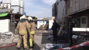 Ümraniye’de geri dönüşüm deposu alevlere teslim oldu