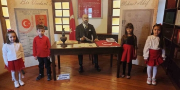 Çanakkaleli minikler milli marşı ezberliyor