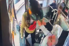 Yolcu minibüsünde bıçaklı dehşet anları kamerada: 3 yaralı