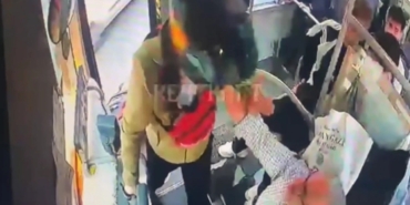 Yolcu minibüsünde bıçaklı dehşet anları kamerada: 3 yaralı