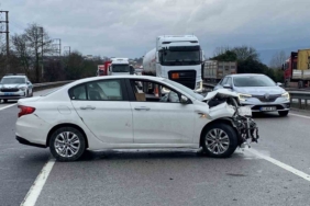 TEM’de otomobil tıra arkadan çarptı: Trafik aksadı