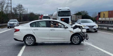 TEM’de otomobil tıra arkadan çarptı: Trafik aksadı