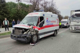 Hasta taşıyan ambulans kamyona çarptı: 2 yaralı