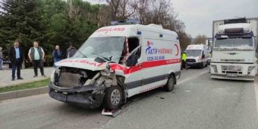 Hasta taşıyan ambulans kamyona çarptı: 2 yaralı