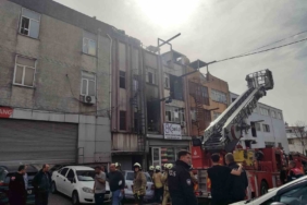 Bayrampaşa’da yangında can pazarı: 2 kadın işçi çatıda mahsur kaldı