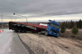 Lüleburgaz’da kontrolden çıkan tır yan yattı