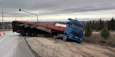 Lüleburgaz’da kontrolden çıkan tır yan yattı
