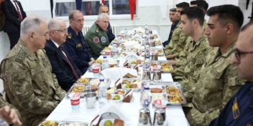Milli Savunma Bakanı Güler, Çanakkale’de Amfibi Kolordu Komutanlığı’nda görevli askerlerle iftar yaptı