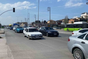 Seyir halindeki tırın dorsesi yola devrildi, trafik felç oldu