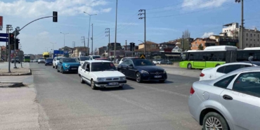 Seyir halindeki tırın dorsesi yola devrildi, trafik felç oldu