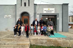 Miniklerden muhtar dedelerine bayramlaşma ziyareti