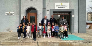 Miniklerden muhtar dedelerine bayramlaşma ziyareti