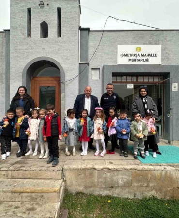 Miniklerden muhtar dedelerine bayramlaşma ziyareti