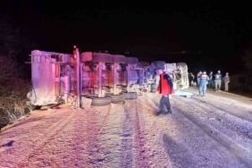 Balıkesir’de mıcır yüklü kamyon devrildi 2 yaralı