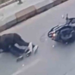 Motosikletteki 2 kişi metrelerce sürüklendi