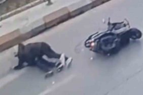 Motosikletteki 2 kişi metrelerce sürüklendi