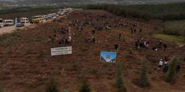 Minik elleriyle fidanları toprakla buluşturdular