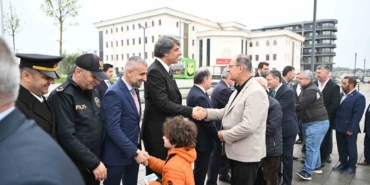 Büyüklerin elini öpen çocuklar bayram harçlığını kaptı