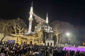 Kadir Gecesi’nde binlerce vatandaş Eyüpsultan Camii’ne akın etti