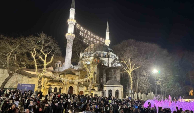 Kadir Gecesi’nde binlerce vatandaş Eyüpsultan Camii’ne akın etti