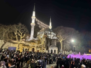 Kadir Gecesi nedeniyle binlerce insan Eyüpsultan Camii’ne akın etti