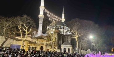 Kadir Gecesi nedeniyle binlerce insan Eyüpsultan Camii’ne akın etti