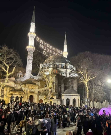Kadir Gecesi nedeniyle binlerce insan Eyüpsultan Camii’ne akın etti