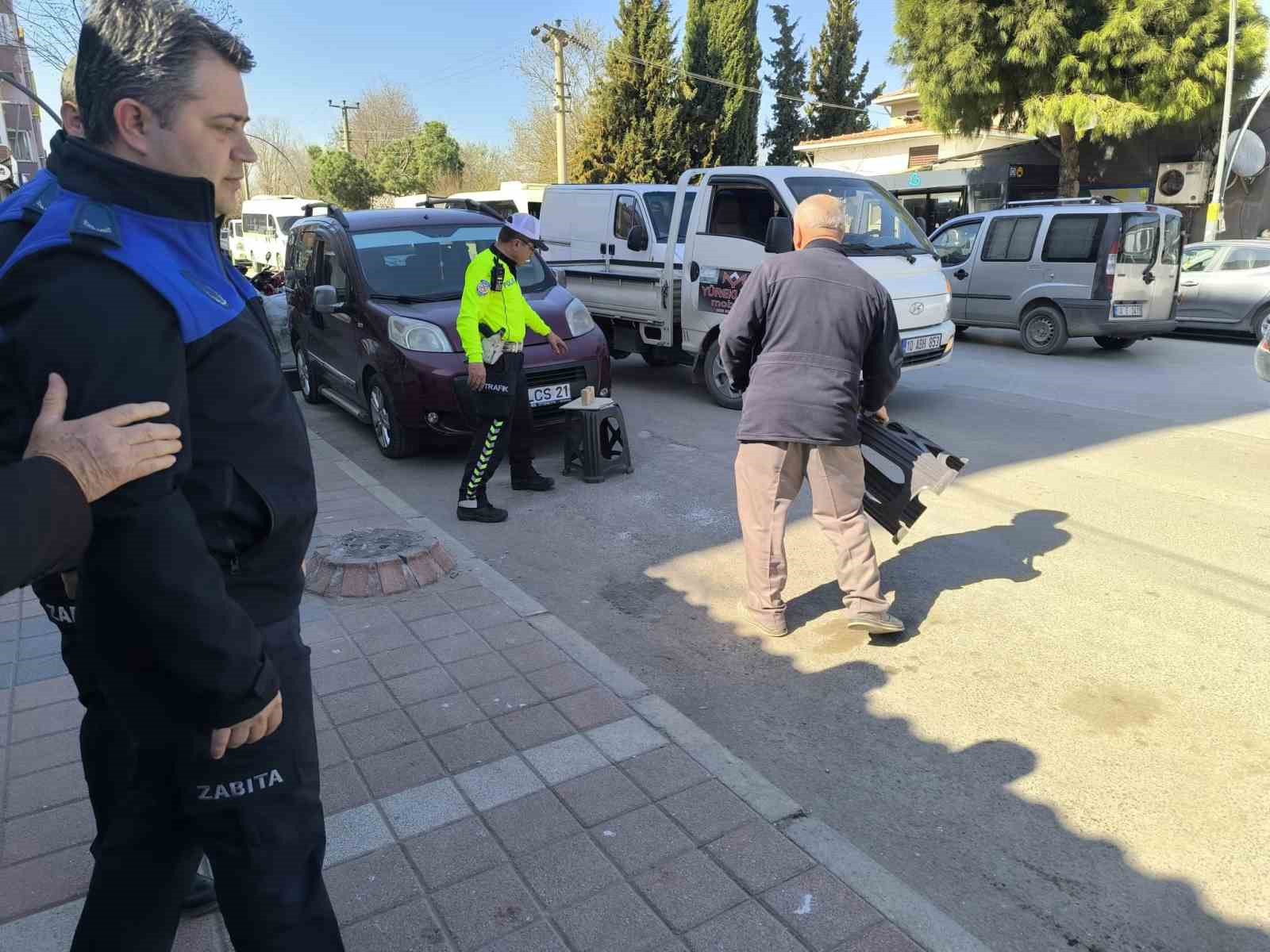 Gönen’de kaldırım ve park alanları işgallerine denetim