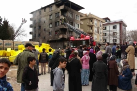 Pendik’te inşaat depolama alanında yangın: Alevler 4 katlı binaya sıçradı