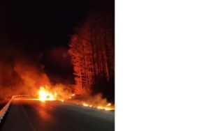 Uludağ’dan inen otomobil yolda yandı