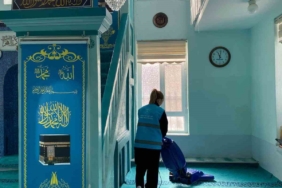 Babaeski’de gönüllü üniversiteliler cami temizliği yaptı