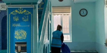 Babaeski’de gönüllü üniversiteliler cami temizliği yaptı