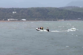 Şiddetli rüzgar kanoyu alabora etti: Göle düşen 5 kişi kurtarıldı, 2 kişi kayıp