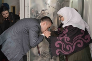 Esenyurt Belediye Başkan Vekili Aksoy, Gülizar teyzenin iftar sofrasına misafir oldu