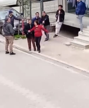 Esenyurt’ta bir kadını takip eden adam mahalleli tarafından darp edildi