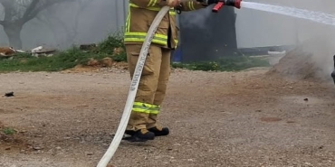 Balıkesir’de park halindeki araç yandı