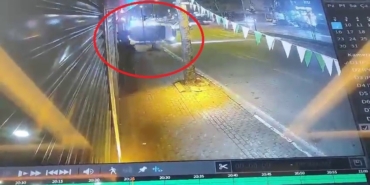 Işık ihlali yapan araç taklalar atarak durabildi... Kaza anı kamerada