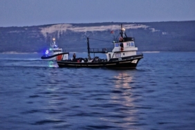 Çanakkale’de balıkçı teknesinde 109 kaçak göçmen ile 3 göçmen kaçakçısı yakalandı