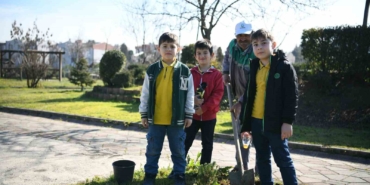 Çocuklar fidanları toprakla buluşturdu