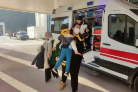 Bursa’da hafif ticari araç ile otomobil çarpıştı: 5 yaralı