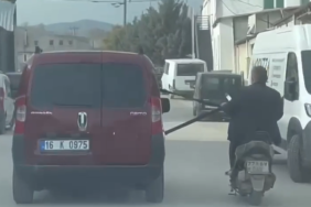Emniyet kemerine tutunarak motosiklet çektiler